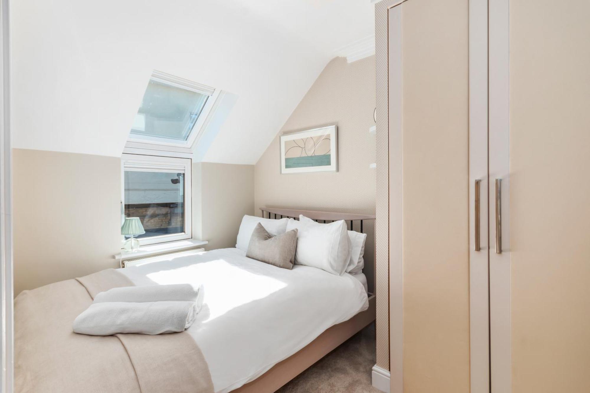 Weybridge - 2 Bed - Parking Apartman Kültér fotó