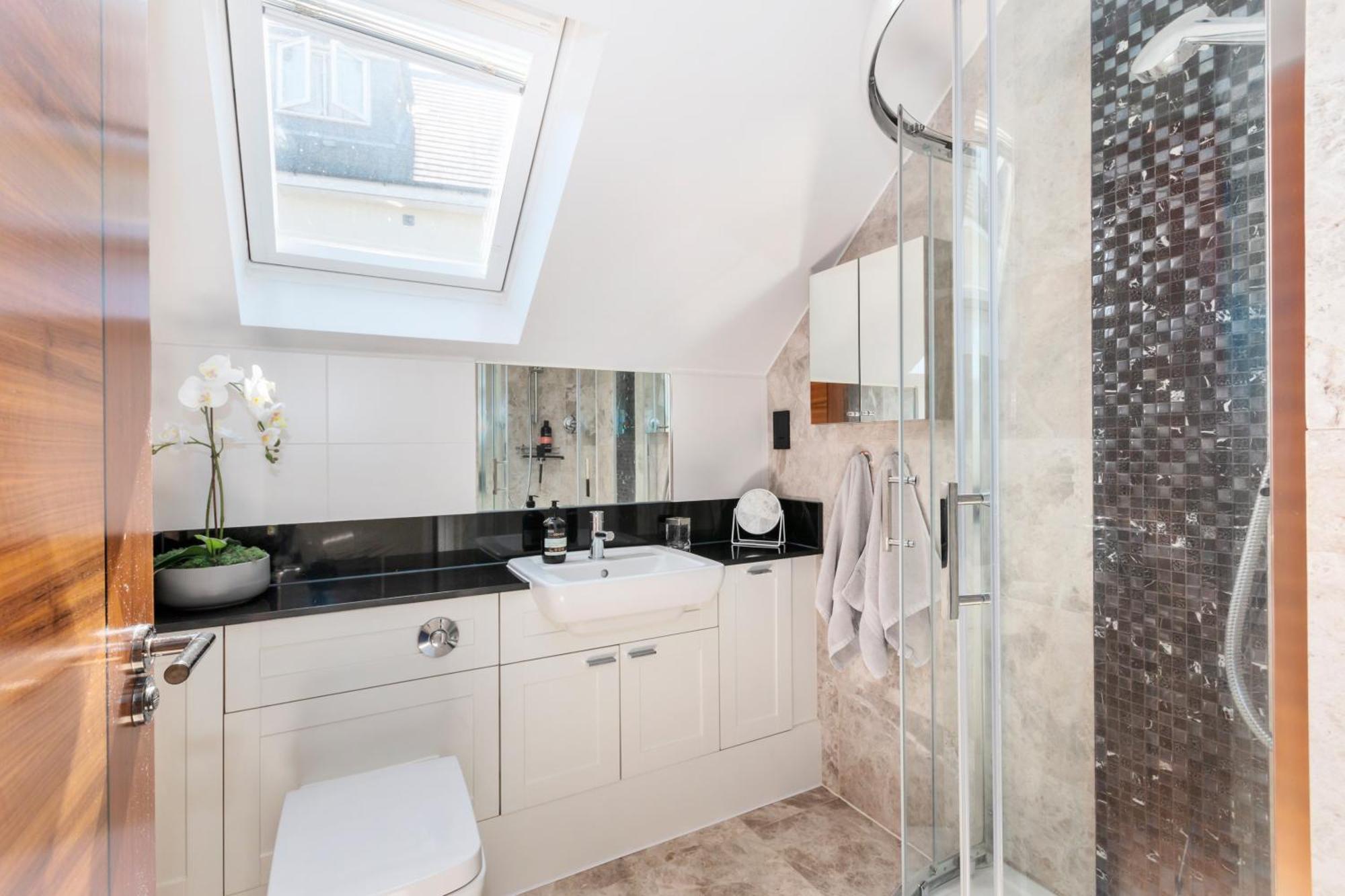 Weybridge - 2 Bed - Parking Apartman Kültér fotó